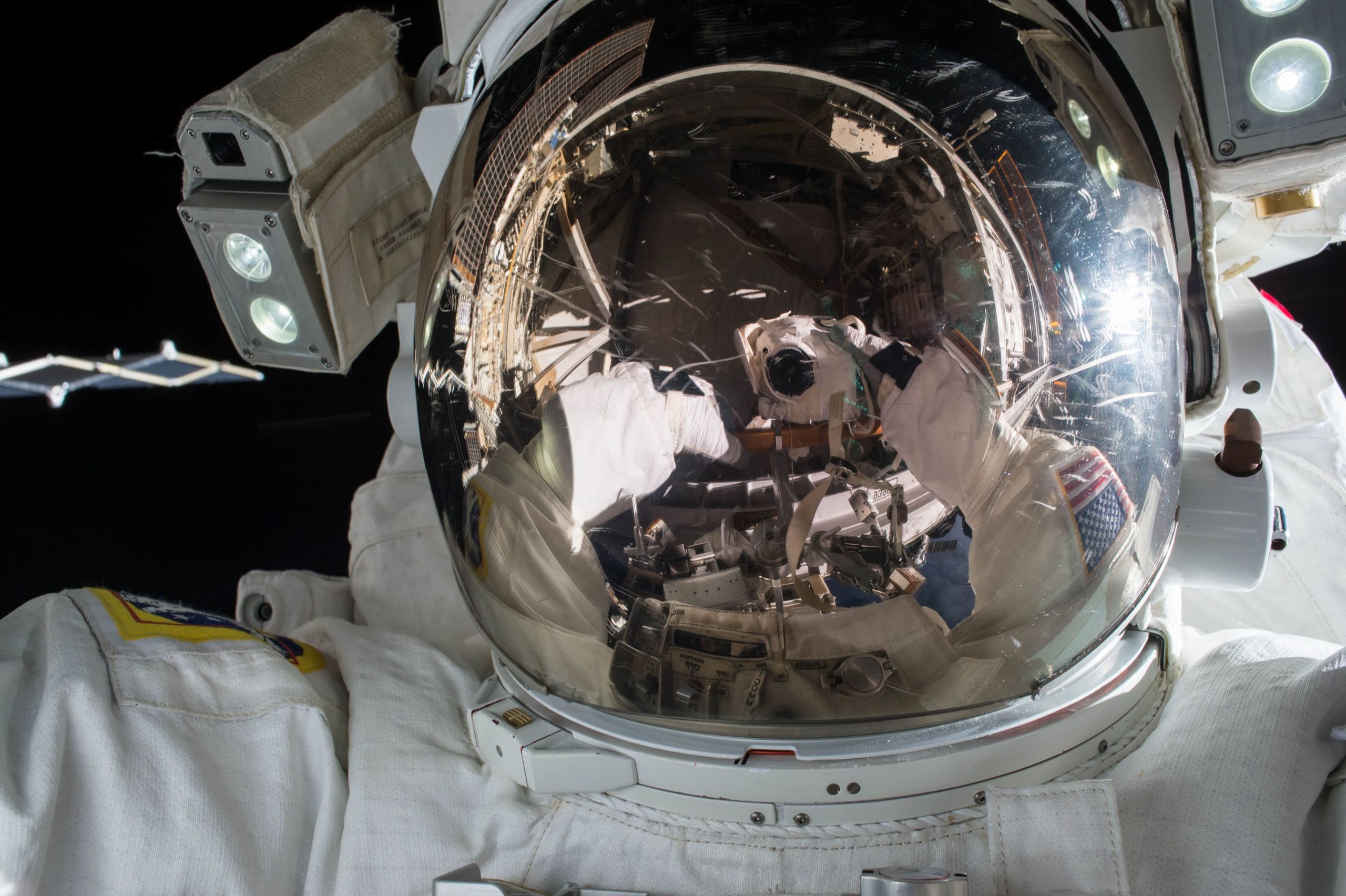 zbliżenie na hełm astronauty