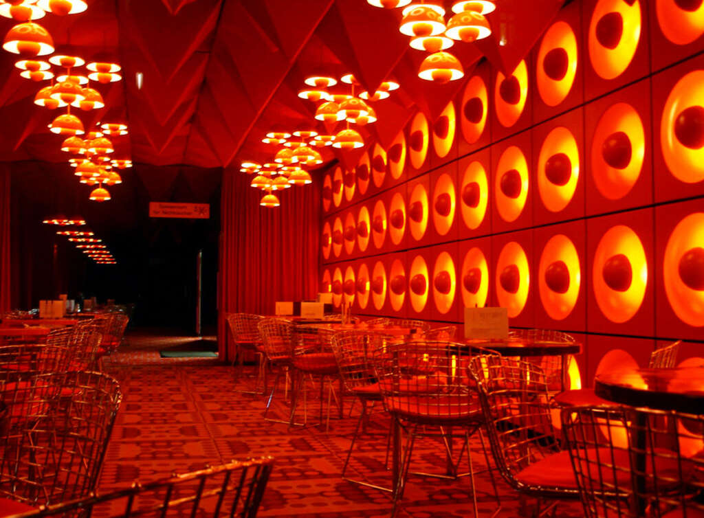 zdjęcie wnętrza restauracji  spiegel kantin w pomarańczowych barwach