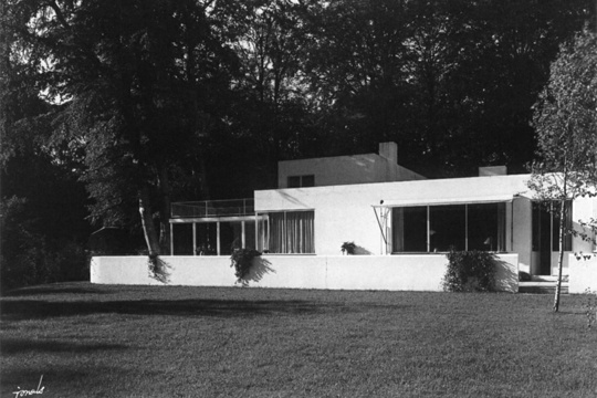 studio projektowe arne jacobsen, biały dom w cieniu drzew