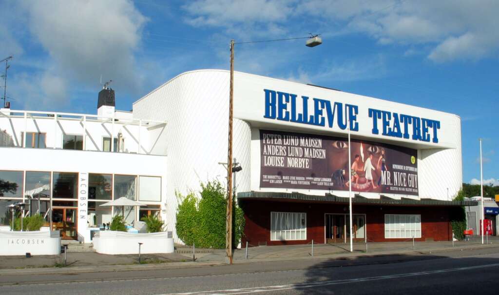 teatr bellevue  z plakatem reklamowym przy miejskiej ulicy