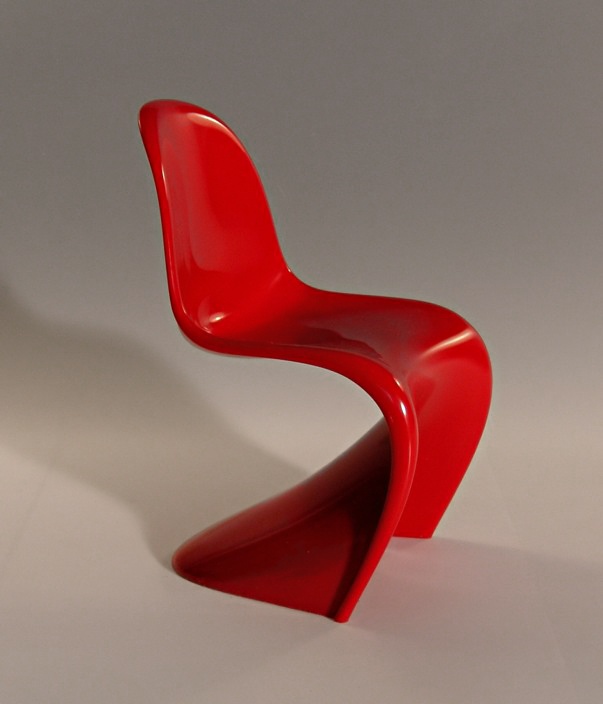 czerwone krzesło panton chair o opływowych kształtach
